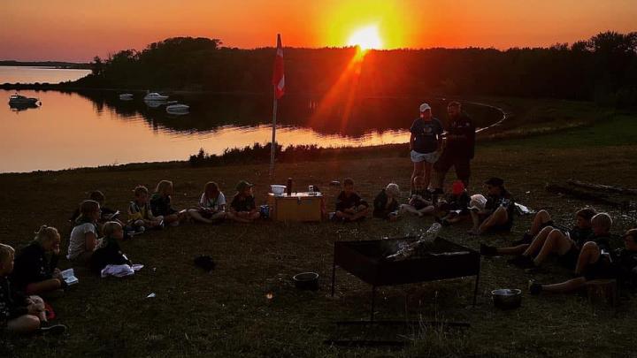 lejrbål med solnedgang